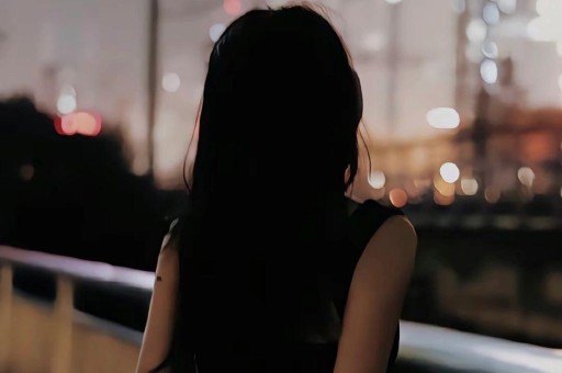 曹云金与神秘女子车内亲昵被拍还在路边草丛小便边解手边吐痰